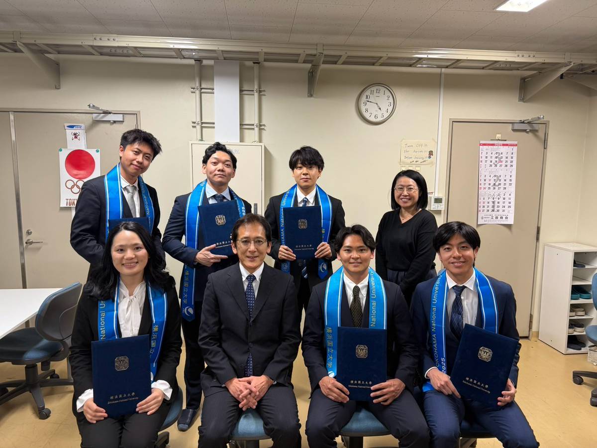 学位授与式が行われ，Ｍ２(６名)，Ｂ４(４名)が卒業しました．