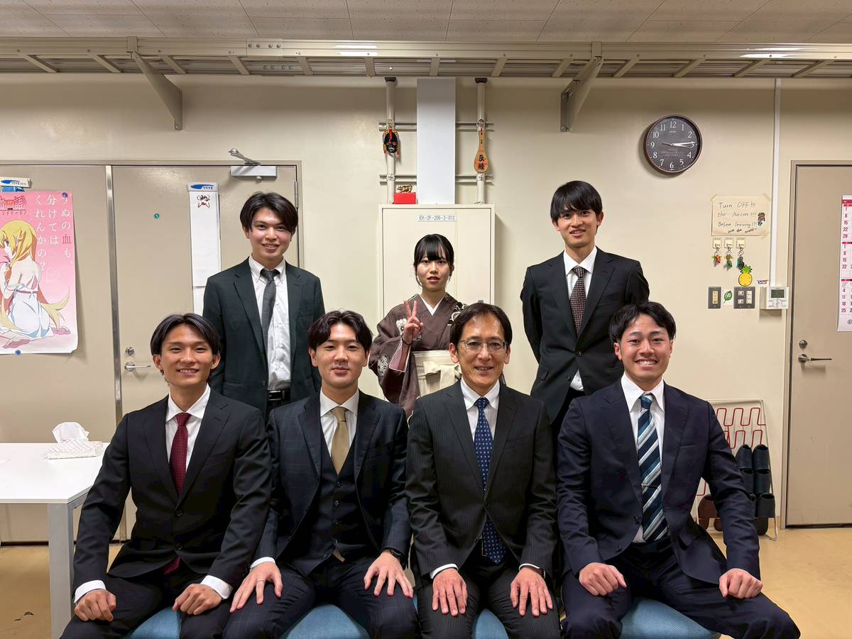 学位授与式が行われ，Ｍ２(６名)，Ｂ４(５名)が卒業しました．